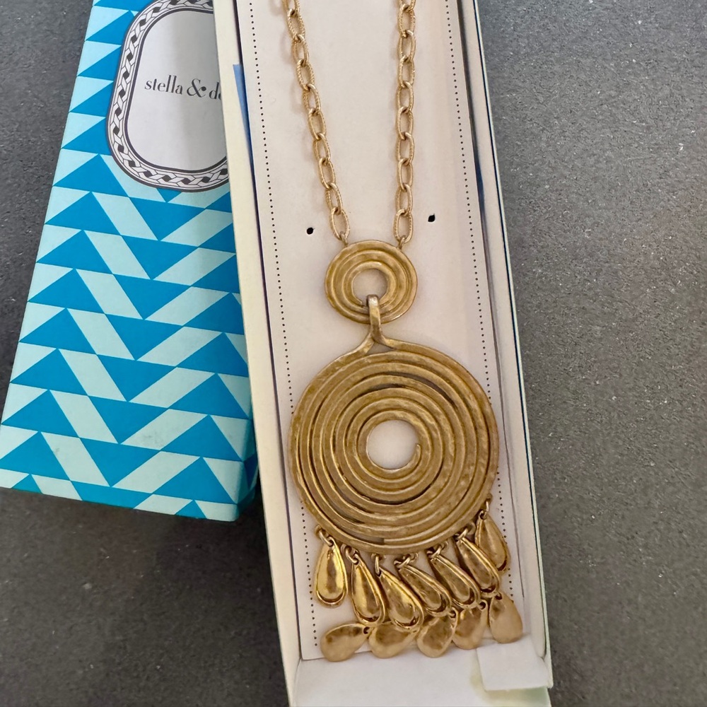 NEW Stella & Dot Gold Delilah Pendant Necklace